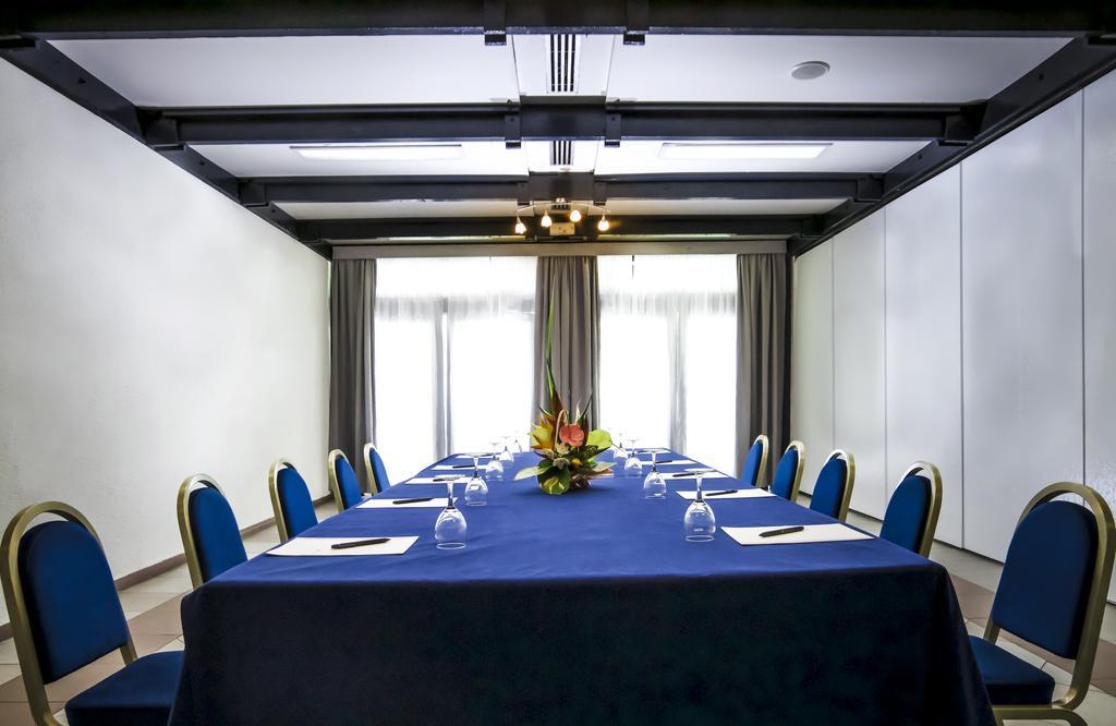 Douala Rabingha Hotel Екстер'єр фото